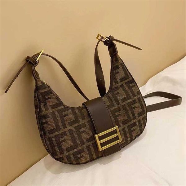 

autumn/winter popular light luxury versatile french stick for women's minority letter one shoulder underarm with foreign air canvas cro