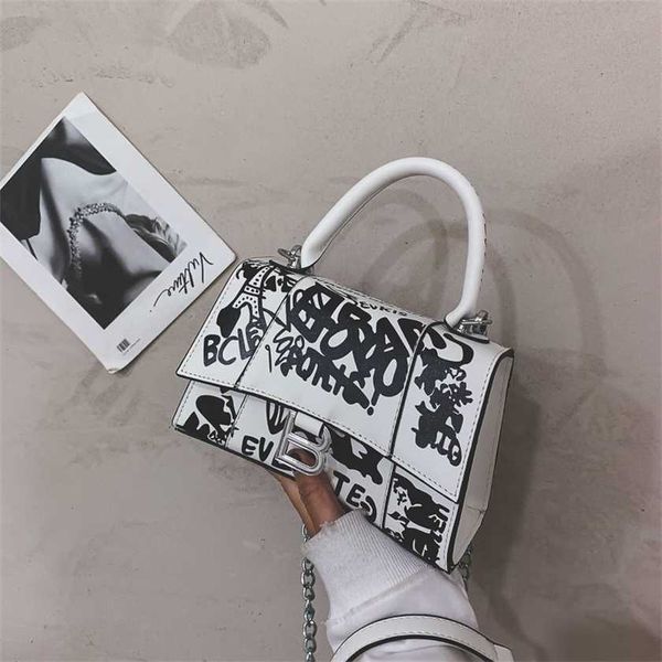 

the european american hourglass bag fashionable and trendyw itha exturedp rintt hati ersatilea nde asyt oc arryit is ac sualon esh oulderba