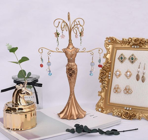 

ddisplayvictorian style female model golden jewelry display graceful earring standing showcase glamour beauty lady rings display3703091, Black