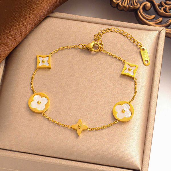 

2023 new four-leaf grass shell steel will not fade the design is clear and sweet for women's bracelet, Golden;silver