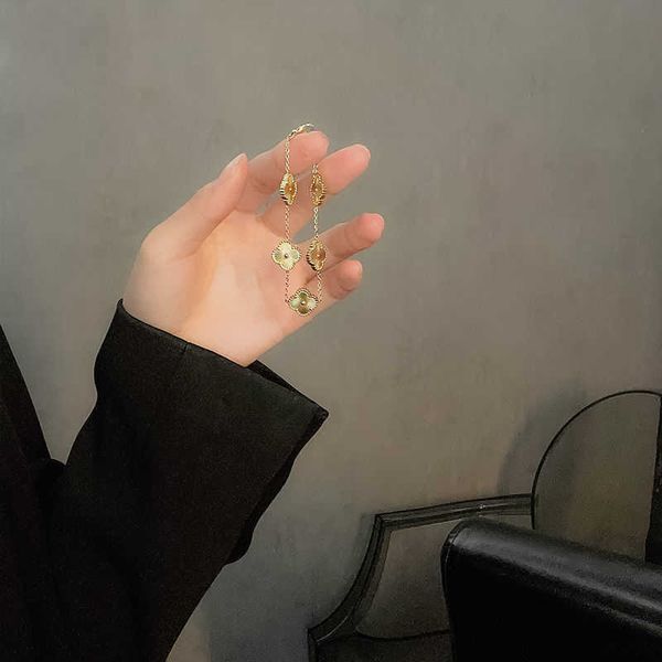 

van clover bracelet designer clover bracelet womens 2023 new fashion titanium steel colorless hand jewelry light luxury charm jewelry, Golden;silver