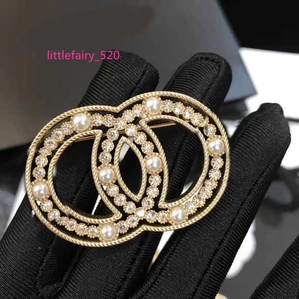 

pins brooches luxury designer pearl rhinestone letter brooch suitable for suits high-quality fashion simple jewelry, Gray