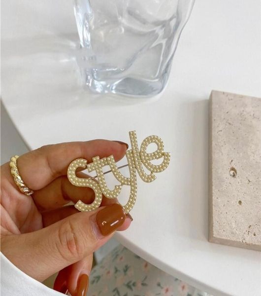 

2021 korean fashion letter pearl brooch personality temperament highend accessories female highquality fast delivery7123601, Gray