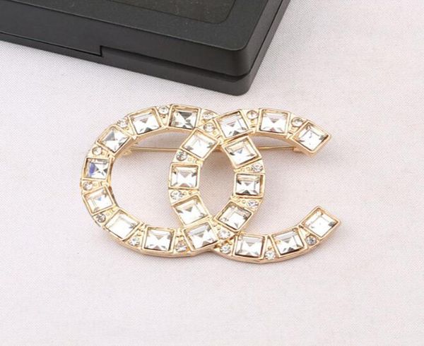 

23ss 2color luxury brand designer letters brooches 18k gold plated brooch crystal suit pin small sweet wind jewelry accessorie wed3889396, Gray