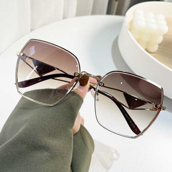 

Designer Triangular signature top sunglasses 2023 new P family cut edge women gradually change color personality high quality same with logo box