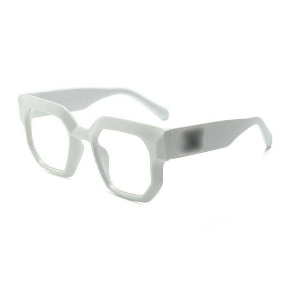 

all the elements that off trendy sunglasses should have are white double arrows with recognition spicy girl, White;black