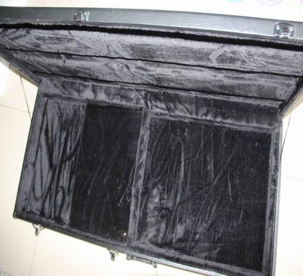 

whole black hardcase not sold separately for double neck guitar2619679