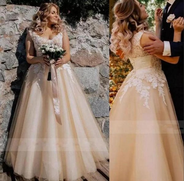 

2022 country garden champagne a line wedding dress lace up back v neck lace appliques tulle sleeveless bridal gowns plus size vest4058154, White