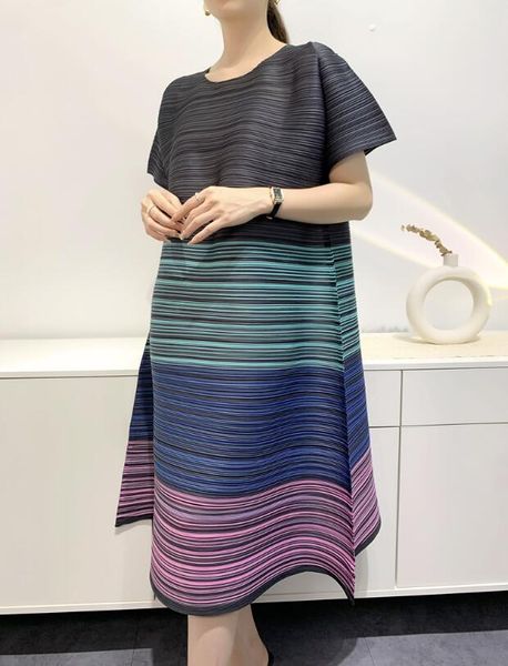 

new 2023 issey stripe print horizontal pleated dress comfortable and casual style dress, Black;gray