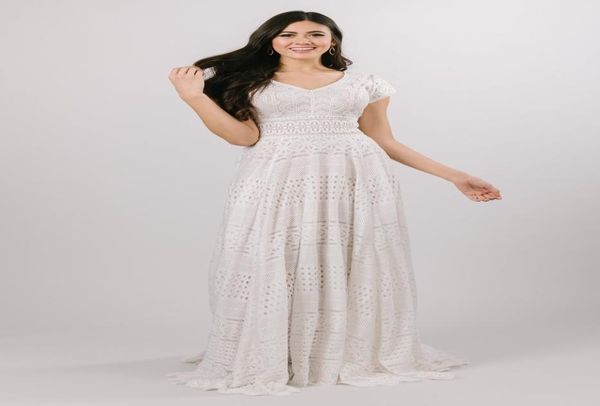 

2020 vintage lace modest wedding dresses cap sleeves v neck buttons back champagne boho bridal gowns informal modest lds bohemian 1756359, White