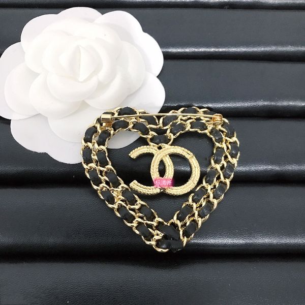 

Luxury Brand Designer Brooch Letter Pins Brooches Women Love Heart Brooch Suit Pin Wedding Party Jewerlry Accessories Gifts
