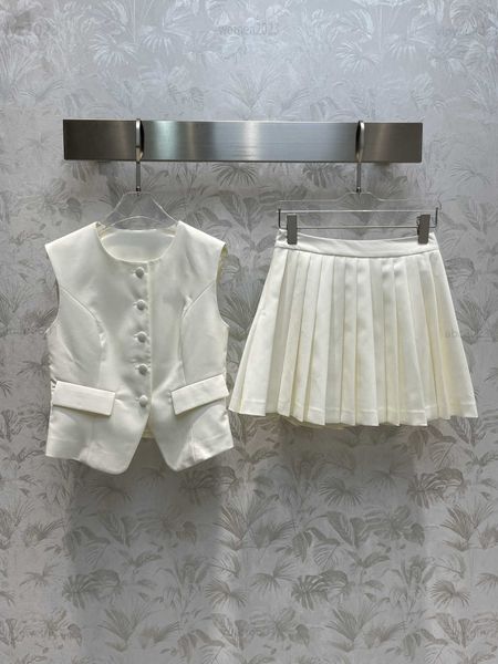

designer women sets two piece dress fashion girl dress suits pearl logo brooch waistcoat and solid pleated skirt july19, White