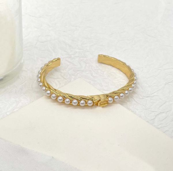 

2023 luxury quality charm opened bangle with nature shell beads in 18k gold plated have box stamp women style ps7339b, Golden