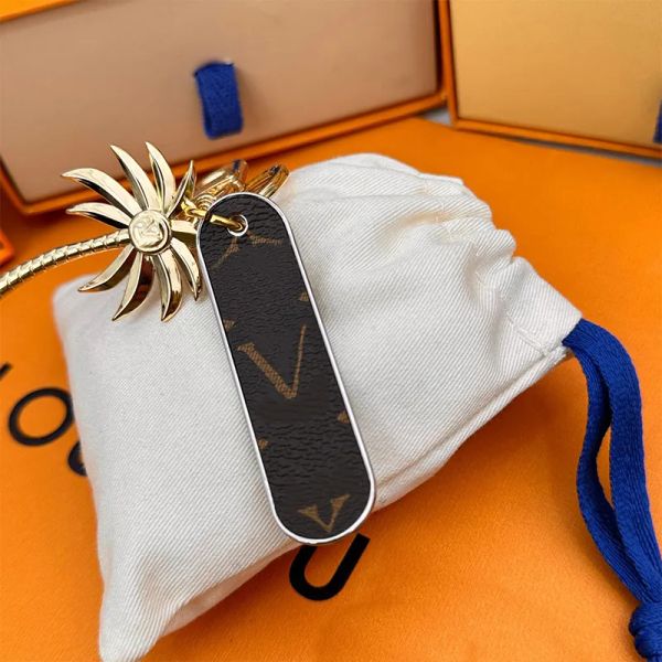 

luxury designer keychain coconut tree and skateboard elements combination fashion trend metal key chain bow car pendant metal fashion person, Silver