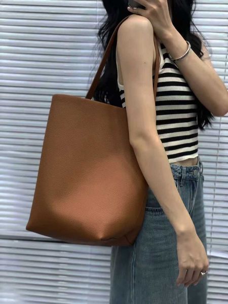 

designer bags leather bag large capacity shoulder cowhide hand mother lichee grain head layer bucketclassic tote bag the row r9os