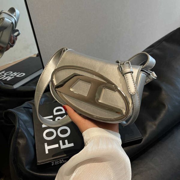 

evening bags 2023 new niche design dingdang one sling shoulder diagonal cross armpit fashionable handbag saddle small square bag