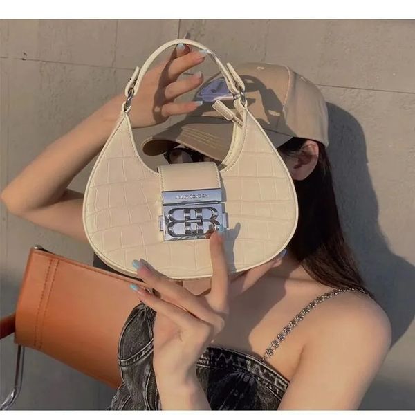 

designer bag twist egg bag moon tooth bag niche design gradient technology chain fashion new summer handbag