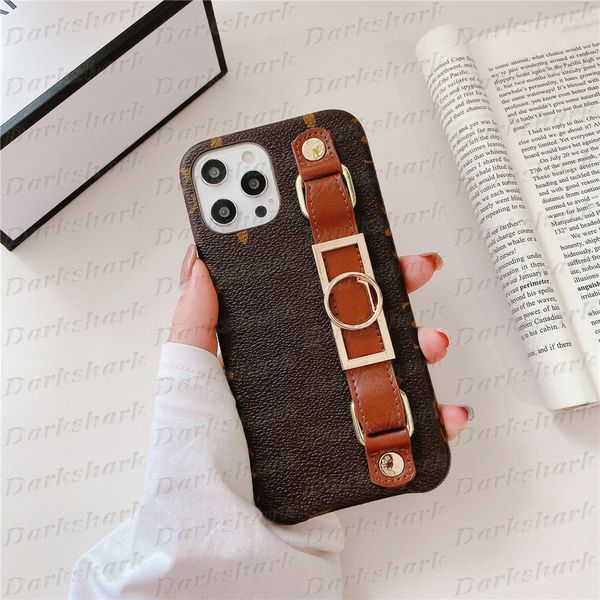 2025 Top Designer Iphone Anti Stain Phone Case 15 14 13 12 11 Pro Max X Xs Xr 8 7 Plus Riveted Wristband Strap Leather Case Back Cover Letter Cover