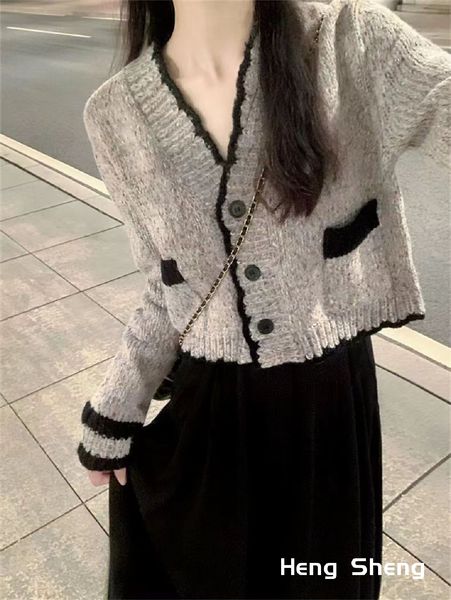 

women's knits tees 2023 heng sheng vintage mixed colors vneck short sweater cardigan women designed niche autumn small size 230726, White