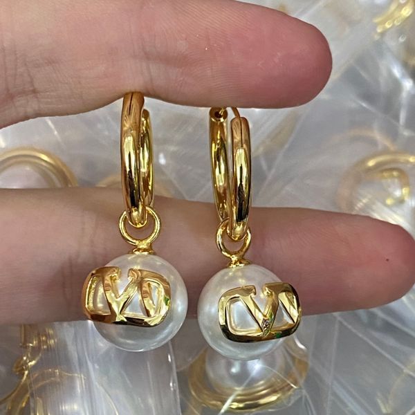 

woman v logo stud earrings letter v gold internet celebrity hoop earing designer pearl orecchini luxury women latest colors jewelry 622, Golden