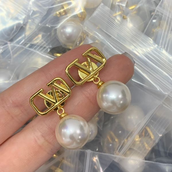 

woman v logo stud earrings letter v gold internet celebrity hoop earing designer pearl orecchini luxury women latest colors jewelry 424, Golden