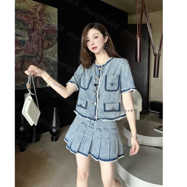 

23ss skirt set womens designer clothing vintage wash denim coat with fur hem fur hem slim denim pleated skirt sets womens clothing a1, White