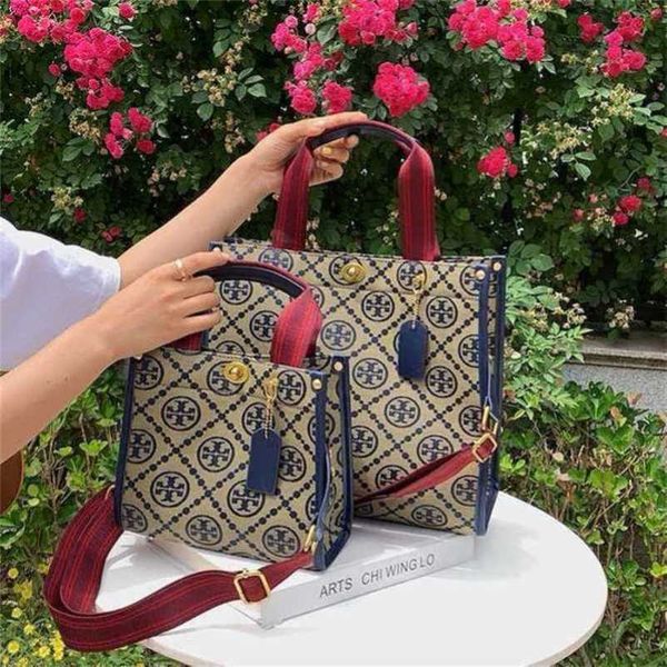 

2023 new luxury bags european and temperament printed portable messenger female student super hot
