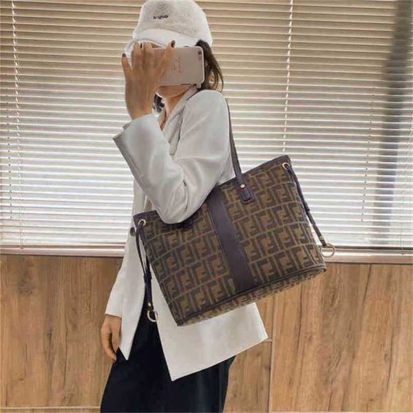 

2023 luxury bags capacity old flower shoulder travel hand solid color soft face