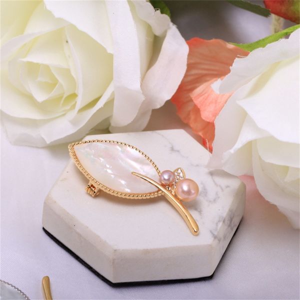 

pins brooches diy pearl accessories copper plated gold micro inlaid shells leaf brooch empty support temperament personality for women 23072, Gray
