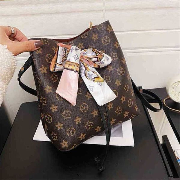 

2023 new luxury bags printed bucket korean messenger large capacity portable shoulder a4t2