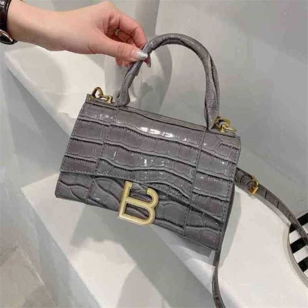 

2023 new luxury bags simple crocodile hand bright leather letter trend