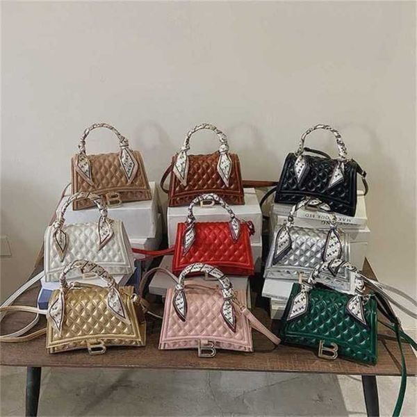 

2023 luxury bags lingge texture female and hourglass messenger hand