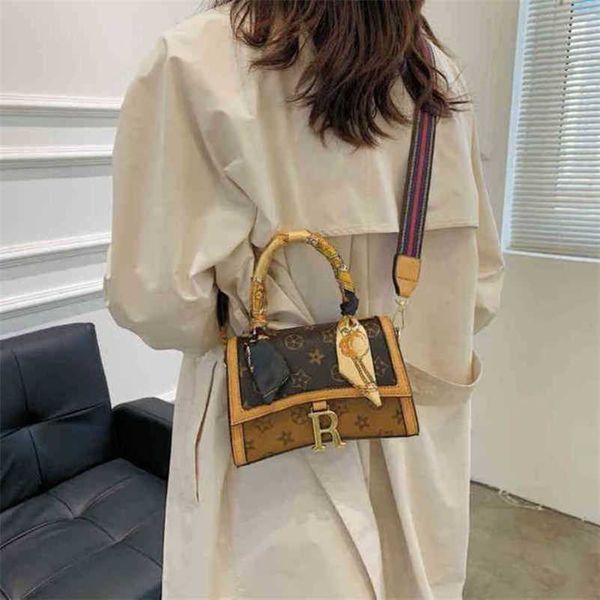 

2023 luxury bags and korean shoulder diagonal straddle portable small square up16