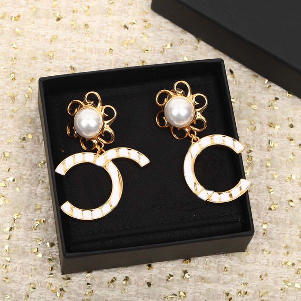 

2023 luxury quality drop earring with white and gold color nature shell beads clip earring have box stamp in 18k gold plated ps7345b, Golden