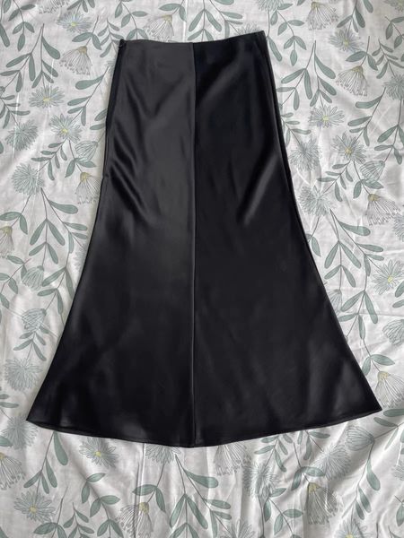 

new t-oteme triacetate is flowing and flowing, with a high waisted a-line fishtail and a long skirt in two colors, Black;gray