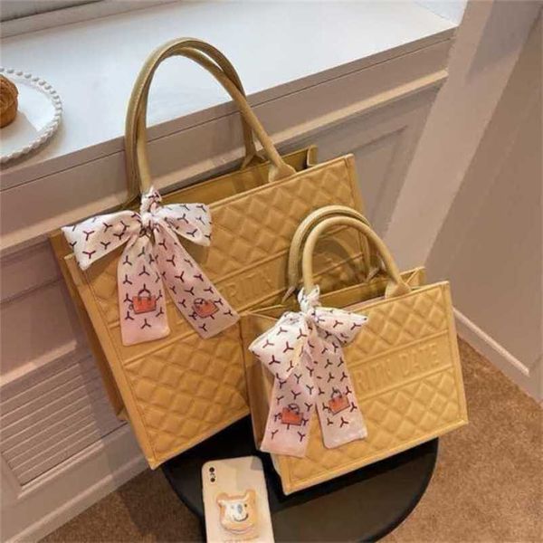 

2023 new luxury bags wedding lingge hand holding silk scarf female simple shoulder large capacity