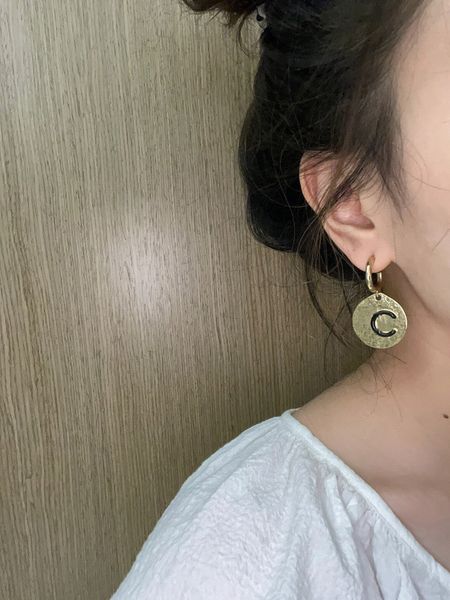 

charm round shape drop earring with black color design in 18k gold plated have box stamp ps7650b, Golden