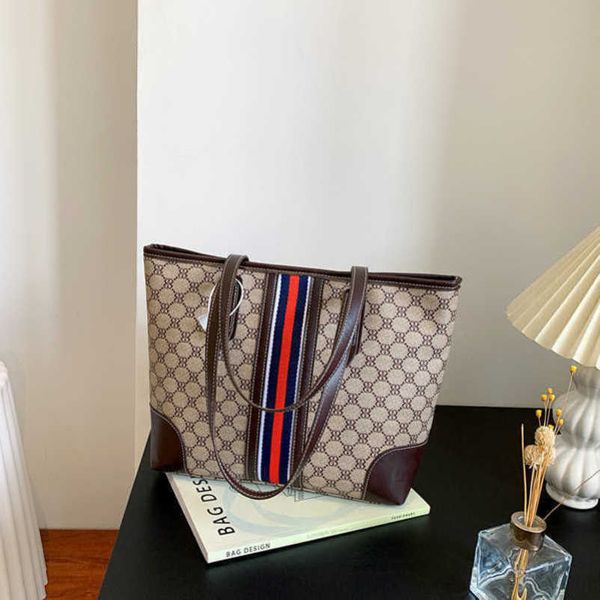 

2023 new factory direct sales contrast color large capacity tote women's underarm trend autumn handheld one shoulder crossbody bag