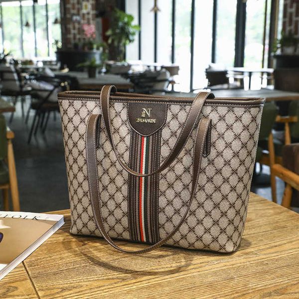 

2023 factory direct sales mommy old flower big women's new trendy tote large capacity commuter handheld shoulder bag