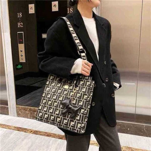 

2023 new luxury bags trend with and letters printed hand
