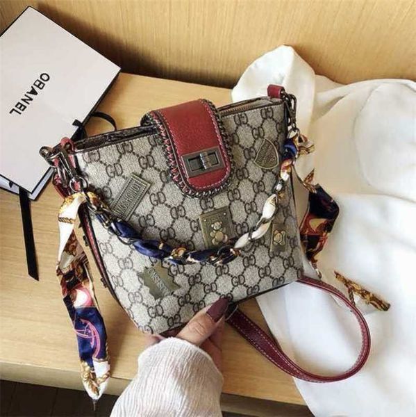 

designer luxury bags bear badge mini bucket for women
