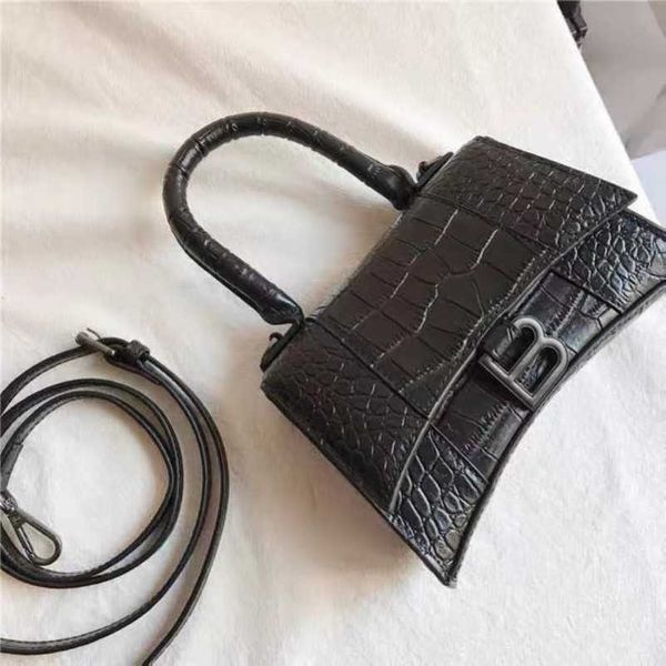 

2023 new factory direct sales b letter hourglass cowhide crocodile pattern women's bag handheld one shoulder oblique span xs physical b
