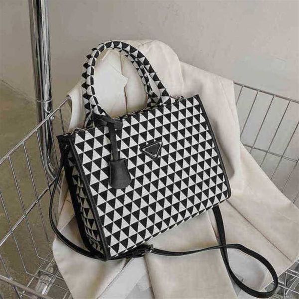 

2023 new luxury bags canvas contrast geometric lattice pattern shoulder messenger