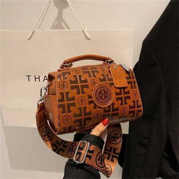 

2023 luxury bags advanced embossed portable shoulder messenger small square