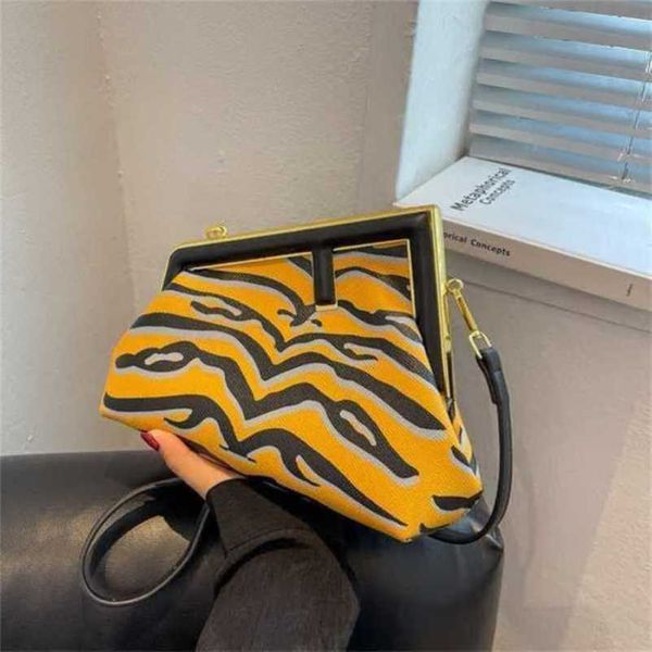 

2023 new luxury bags can be mixed batches black and white stripe buckle letter clip armpit cloud
