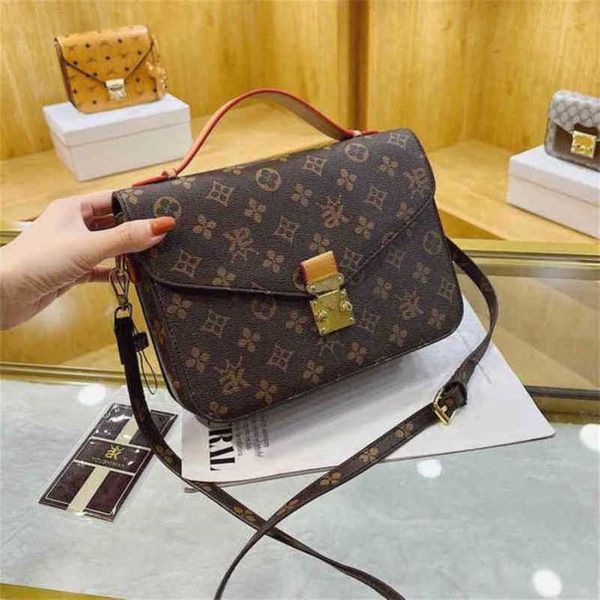 

2023 luxury bags postman female printing buckle shoulder contrast red portable messenger 6u1z