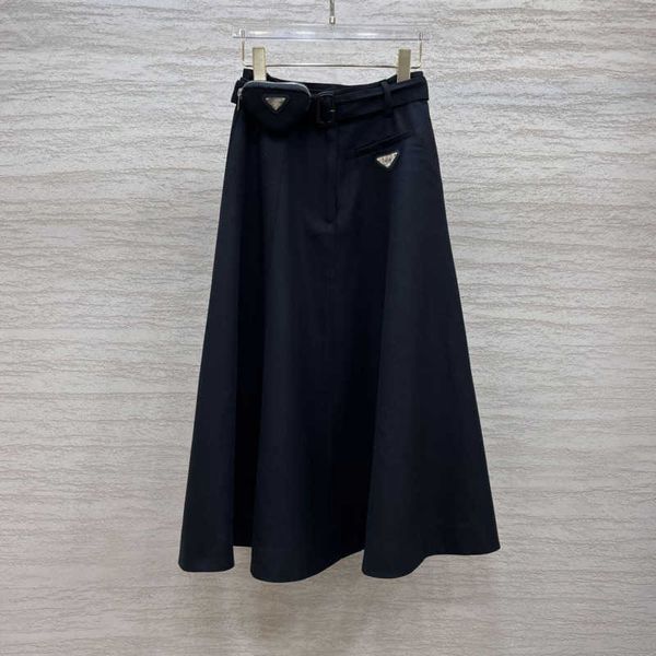 

23ss new half skirt classic triangle logo embellished large swing skirt designer skirts spring summer with pocket design fashionable versati, Black