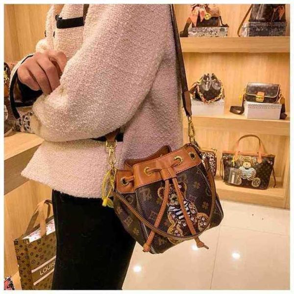 

2023 luxury bags women trend portable large capacity diagonal shoulder pillow hr30