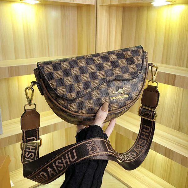 

2023 factory direct sales baobao new single crossbody women's fashion small square network red wide shoulder strap live broadcast saddl