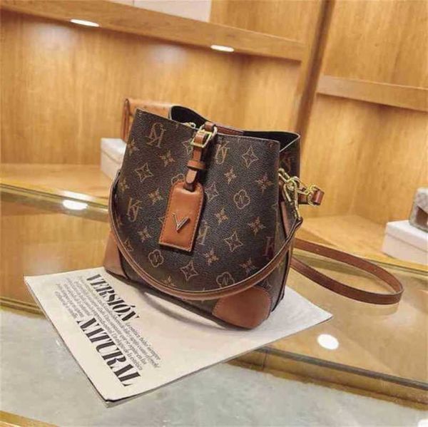 

2023 new luxury bags style shoulder temperament printed messenger hand large capacity bucket